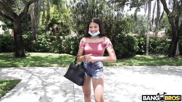 Tricky Pick-up Master Seduces Navaya Teen Michelle With Exotic Tits